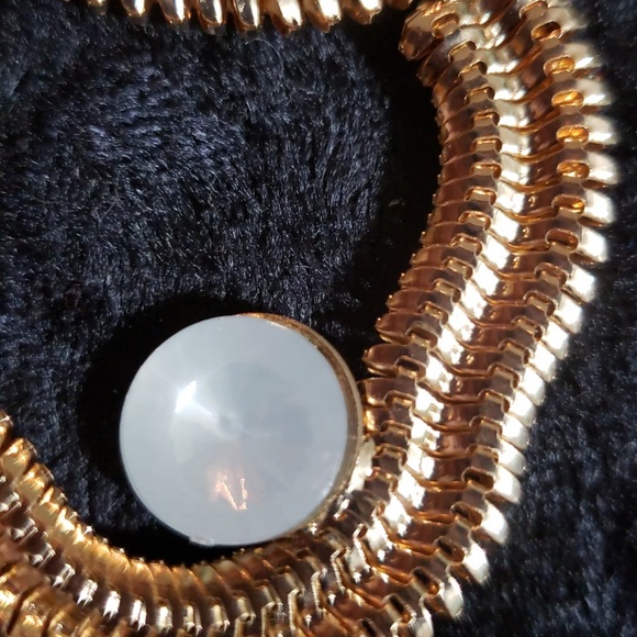 NWT Gorgeous Statement necklace. Bronze gold - Picture 5 of 7